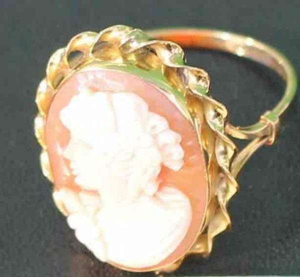 A-LARGE-CAMEO-SET-RING-DEPICTING-A-CLASSICAL-WOMAN-IN-PROFILE-18-CT-GOLD-UK-N-U-283284320513-2